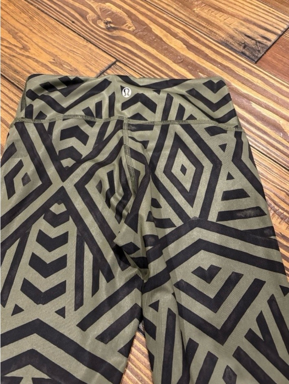 Lululemon Rare Wonder Under khaki and black geometric leggings size 2  28”